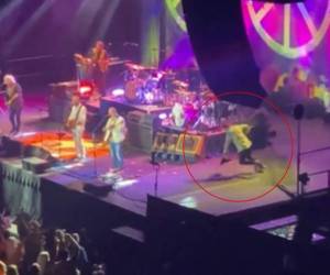 Imagen del momento exacto en el que Ringo Starr se cae en pleno concierto