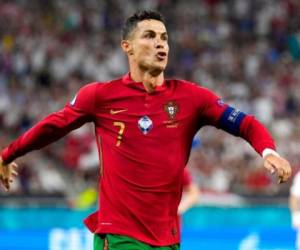 Cristiano Ronaldo celebra tras convertir de penal el primer gol de Portugal en el empate 2-2 contra Francia en la Euro 2020. FOTO: AP