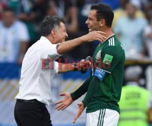 Rafa Marquez celebrando el triunfo contra Alemania con su entrenador Juan Carlos Osorio. Foto: AFP