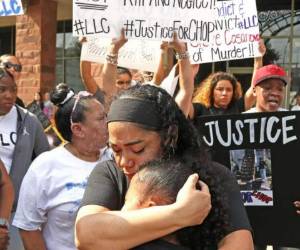 Familiares de Ramírez Arcos claman por su libertad ya que aseguran que enjuician a un hombre que recurrió a la defensa propia. Foto: San Antonio Express News.