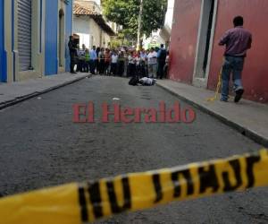 El cuerpo de la víctima quedó tendido cerca de un conocido billar de la zona. Foto: Stalin Irías/EL HERALDO