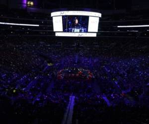 Las entradas al Staples Center se agotaron en horas. La 'casa de Kobe' por 20 años estaba abarrotada durante su homenaje. Foto: AFP