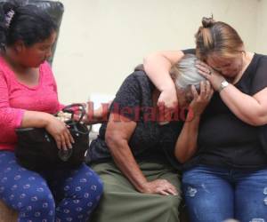 Su madre, doña Cristina Sánchez, lloró amargamente la partida sin retorno de su hijo menor. (Foto: El Heraldo Honduras)