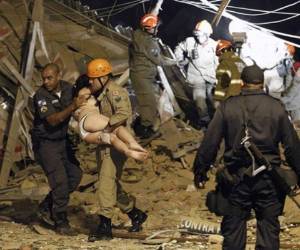 Todavía se buscan sobrevivientes entre los escombros.