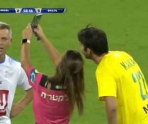 Momento en el que la árbitra se toma la selfie con Kaká.