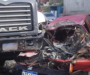 El vehículo liviano quedó con su parte frontal totalmente destruida tras colisionar con una volqueta en la salida sur de Tegucigalpa.