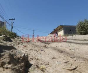 Los pobladores de la colonia en varias ocasiones han pedido la pavimentación de la calle. Foto: Alex Pérez/EL HERALDO