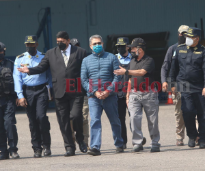 Momento en que las autoridades hondureñas entregaron a Hernández Alvarado a la DEA.