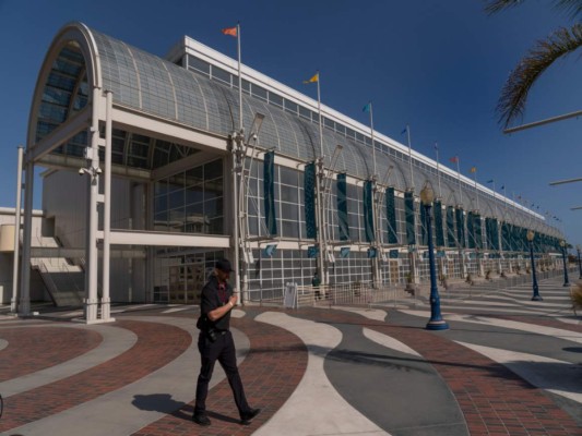 Centro de Convenciones Long Beach que está siendo usado como un albergue temporal para menores inmigrantes en Long Beach, California.(AP Foto/Damian Dovarganes, Archivo).