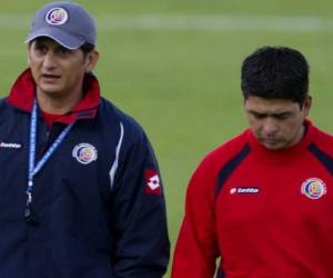 Costa Rica nombra a exdefensa Ronald González como técnico interino de selección. Foto AFP