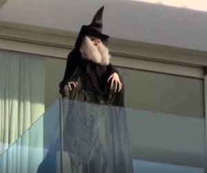La cantante tiene en uno de los balcones de su casa, en las afueras de Barcelona, la figura de una gran bruja con la boca abierta, orientada hacia la casa de su vecina, que es la madre de Gerard Piqué.