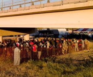 Aproximadamente, 20 vehículos de transporte Uber trasladaban a los migrantes. Foto: AP