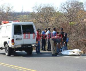 El cuerpo de Fredy Javier Flores (33) fue encontrado a la orilla de la calle, en el kilómetro 17 de la carretera a Olancho.