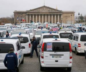 8,000 agentes de policía patrullarán las calles de la capital francesa. Foto AP