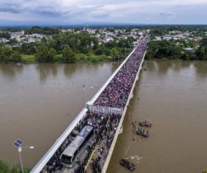 El puente sobre el río Suchiate que separa a Guatemala de México resultó insuficiente ante la inmensa caravana de migrantes. (Foto: AFP)