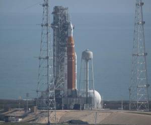 Fotografía cedida por la NASA donde se muestra el cohete del Sistema de Lanzamiento Espacial (SLS) y la nave espacial Orion de la misión Artemis II durante la carga de combustible este miércoles en el Complejo de Lanzamiento 39B del Centro Espacial Kennedy en Cabo Cañaveral, Florida.