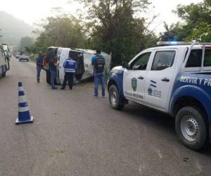 Así quedó el busito al volcarse a la altura de Cofradía, en San Pedro Sula.