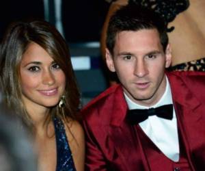 Leo Messi y Antonella Rocuzzo, las estrellas este viernes en Rosario, Argentina. (AFP)