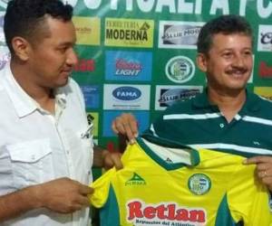 Mauro Reyes posa con la camisa del Juticalpa (Foto: Cortesía)
