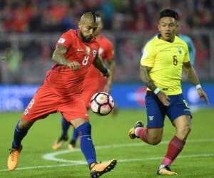 Arturo Vidal es marcado por Cristian Ramírez en el duelo que ganó Chile 2-1. (AFP)