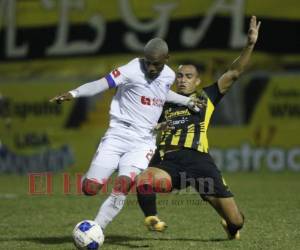 Deybi Flores de Olimpia disputando la pelota con Devron García de Real España. Foto: El Heraldo.