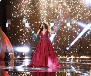 La hondureña de 23 años recibió el halago de los jueces luego de su participación en el escenario.