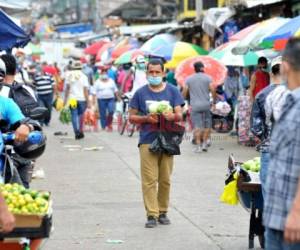 Desde mayo, la Secretaría de Salud permitió la circulación de cada hondureño una vez cada 15 días, según la terminación de su identidad. Foto: Marvin Salgado/ EL HERALDO.