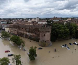 Esta fotografía aérea muestra el castillo y las calles inundadas en la ciudad de Lugo, cerca de Rávena, el 18 de mayo de 2023, después de que las fuertes lluvias causaran inundaciones en la región norteña de Emilia Romaña, en Italia.