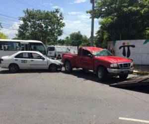 Según informes preliminares, el conductor de un taxi impactó contra una camioneta roja, precisamente a la altura de la 13 avenida.