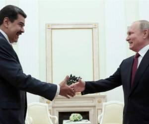 El presidente ruso Vladimir Putin recibe al gobernante venezolano Nicolás Maduro en la firma de una serie de acuerdos en materia energética. Foto: AP.