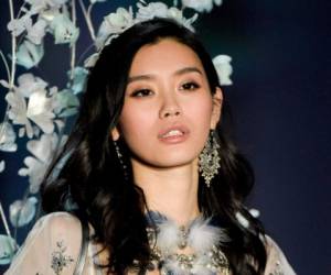 La modelo china, Ming Xi lucía espectacular con su primer atuendo. Foto: AFP