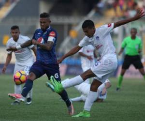 Acción del clásico capitalino entre Carlos Discua de Motagua y Axel Gómez del Olimpia. Foto: El Heraldo.