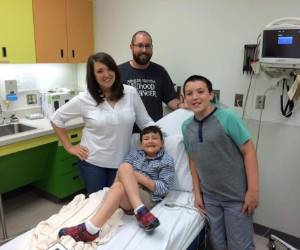 En las conmovedoras imágenes de YouTube, se ve el momento exacto que le anuncian que no le quedan células cancerígenas en su cuerpo.