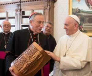 El cardenal Rodríguez junto al papa Francisco en una reunión del Consejo de Cardenales.