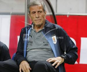El entrenador de Uruguay, Oscar Tabarez, llega al campo antes de su amistoso partido de fútbol contra Japón en Saitama, al norte de Tokio, el martes 16 de octubre de 2018. (Foto AP / Shuji Kajiyama).