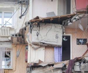 Una parte del edificio de viviendas de 12 pisos se derrumbó completamente debido a la explosión. Foto AFP