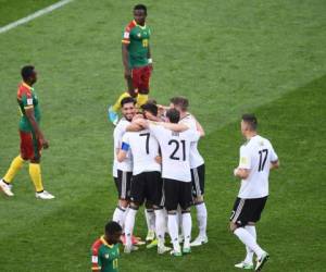 Los jugadores de Alemania se abrazan al final del encuentro (Foto: Agencia AFP)