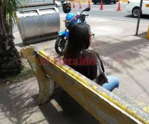 Una de las víctimas estaba sentada en una banca a la espera de que llegaran miembros de la Policía Nacional. Foto: Marvin Salgado/ EL HERALDO