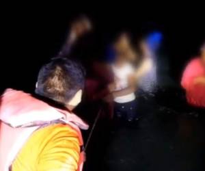 Los hondureños fueron rescatados por miembros del Grupo Beta de Protección a Migrantes. Foto: Captura video INM.