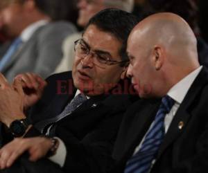 El presidente de la República, Juan Orlando Hernández, y el fiscal general del Estado, Óscar Chinchilla, durante la presentación del Informe de Hechos Relevantes 2013-2017.
