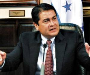 El presidente Juan Orlando Hernández pidió a la población que estén alrededor de la mesa electoral para ver el conteo.
