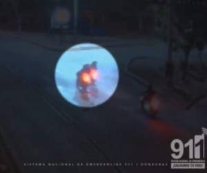 Los ladrones fueron capturados por agentes policiales tras alerta del 911. Foto captura video