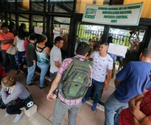 Totalmente lleno lucía el Registo Nacional de las Personas esta mañana en Tegucigalpa.