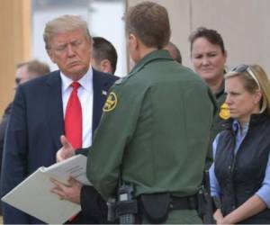 Donald Trump en una de sus visitas para observar los prototipos para el muro fronterizo, mismos que ordenó destruir. Foto: AFP