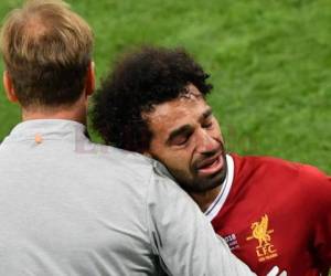 Salah sale del campo lesionado y es consolado por el entrenador alemán Jurgen Klopp.