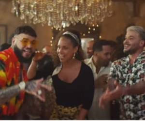 Farruko, Alicia Keys y Pedro Capó en una de las escenas del video de remix de 'Calma'.