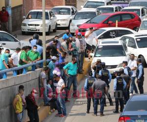 Autoridades de la Policía Nacional dialogan con los transportistas que obstaculizan las vías en la capital.