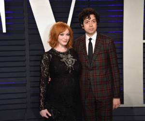 En esta fotografía de archivo del 24 de febrero de 2019 la actriz Christina Hendricks, izquierda, y su esposo Geoffrey Arend llegan a la fiesta de los Oscar de Vanity Fair en Beverly Hills, California.