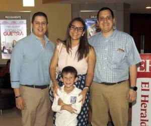 Héctor, Santiago y Gracibel Fonseca con Miguel Guillén.