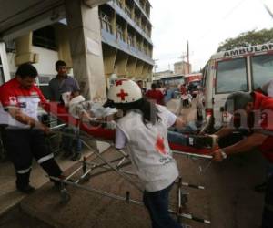 La Cruz Roja hondureña trasladó a los heridos al Hospital Escuela Universitario (HEU). Foto: Estalin Irías/El Heraldo